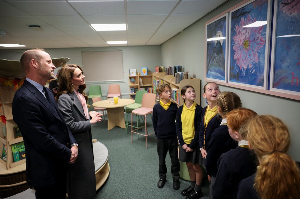 William and Kate view paintings while they meet pupils from Alice da Silva Aguiar's class
