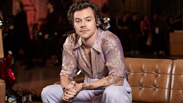 Harry Styles nosi aparat na zębach