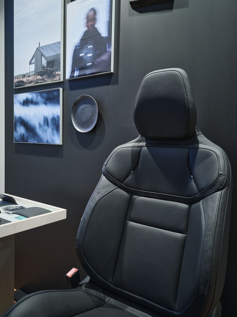 H! La mode rencontre le nouveau Volvo EX60 révolutionnaire 6 Un intérieur de voiture sombre est présenté avec des images d'éléments naturels trouvés en Suède