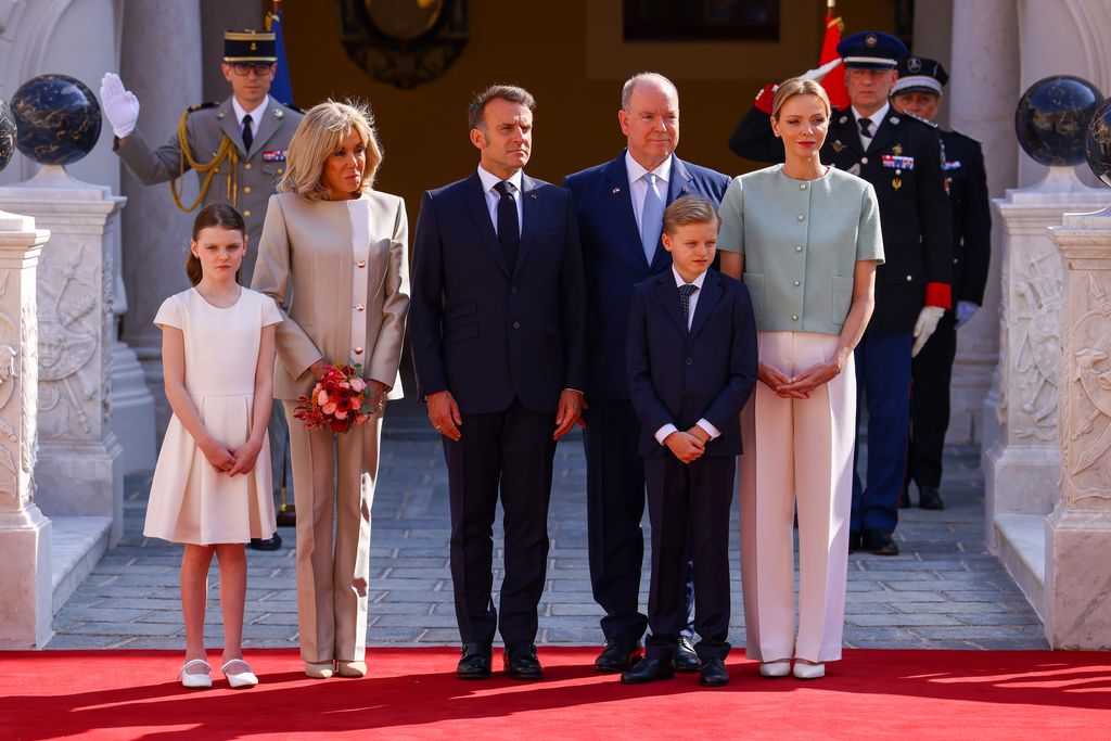 La princesa Gabriella se encuentra con Brigitte Macron, Emma Shocron, Prince Albert, Prince Jacques y Princess Channel