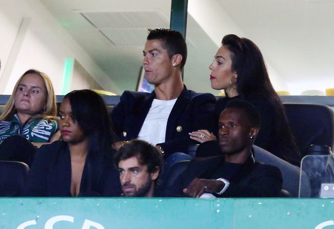 Cristiano Ronaldo'S Engagement: A Royal Wedding On The Horizon? - f15h94e