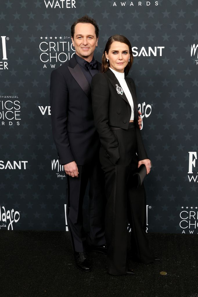Les meilleurs moments de couple de Keri Russell et Matthew Rhys sur le tapis rouge 5 Matthew Rhys en costume et Keri Russell en chemise blanche et blazer noir assistent à la 31e édition des Critics Choice Awards