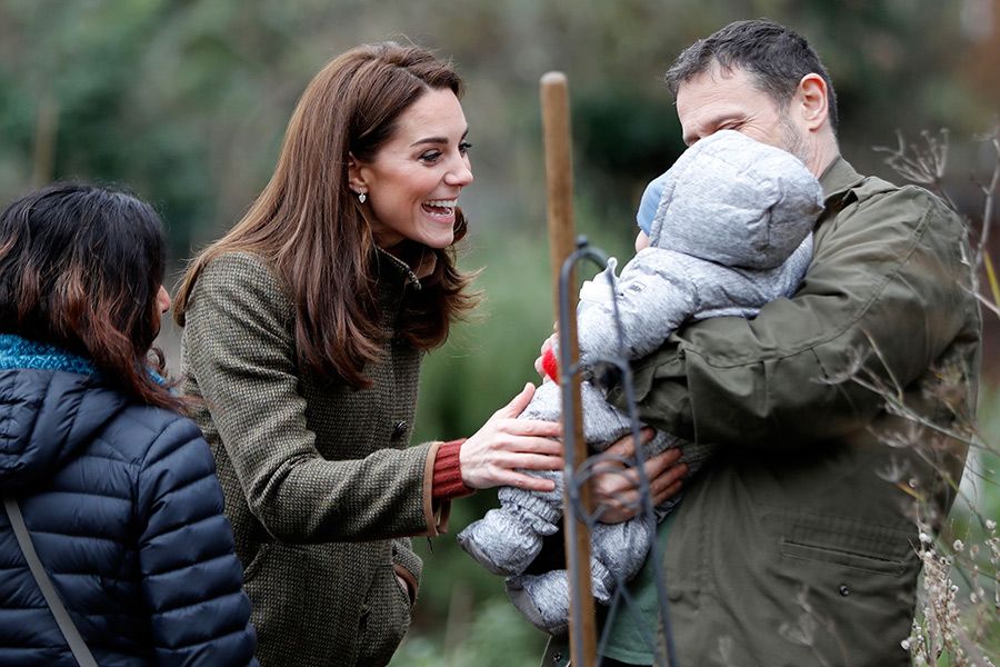 kate middleton meets baby