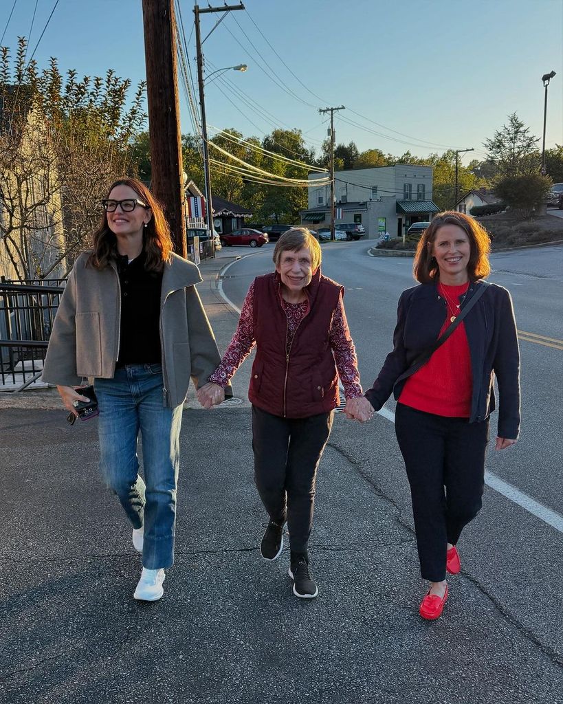 Jennifer Garner walks hand in hand with her mother Patricia and sister Melissa 