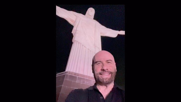 John Travolta partage un selfie de sa visite à la statue du Christ le Rédempteur au Brésil sur Instagram