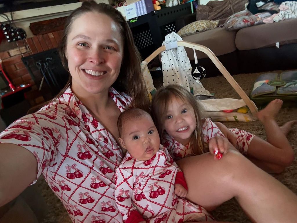 photo de Ronda Rousey avec ses deux filles