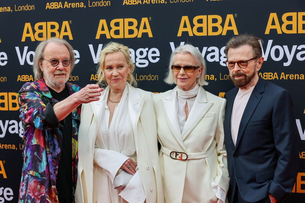 Benny Andersson, Agnetha Fältskog, Anni-Frid Lyngstad e Björn Ulvaeus na estreia mundial do ABBA Voyage 