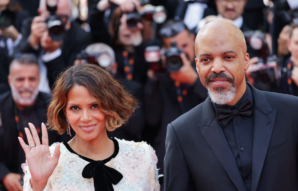 Halle Berry en robe blanche et Van Hunt en costume noir 