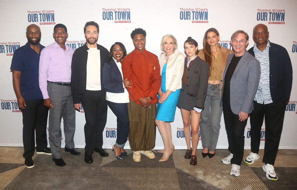 Donald Webber Jr., Billy Eugene Jones, Jim Parsons, Michelle Wilson, Ephraim Sykes, Julie Halston, Zoey Deutch, Katie Holmes, Richard Thomas e Kenny Leon comparecem ao "Nossa cidade" chamada fotográfica no Algonquin Hotel em 06 de setembro de 2024 na cidade de Nova York.