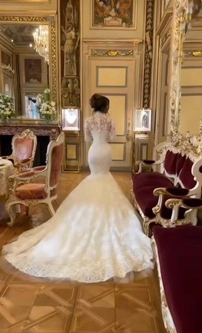 photo of lauren sanchez walking in wedding dress