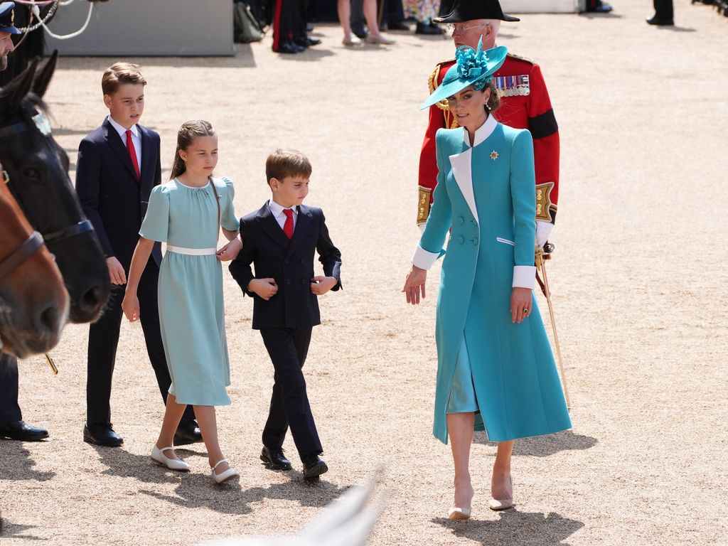 El príncipe George, la princesa Charlotte, el príncipe Louis y la princesa de Gales en Parade, se encuentra en medio del rey Carlos III. Día de la imagen: 14 de junio 14 de junio de 2025.