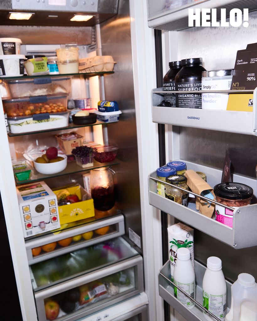 Dans le réfrigérateur d'Amanda Wakely dans HELLO ! tirer