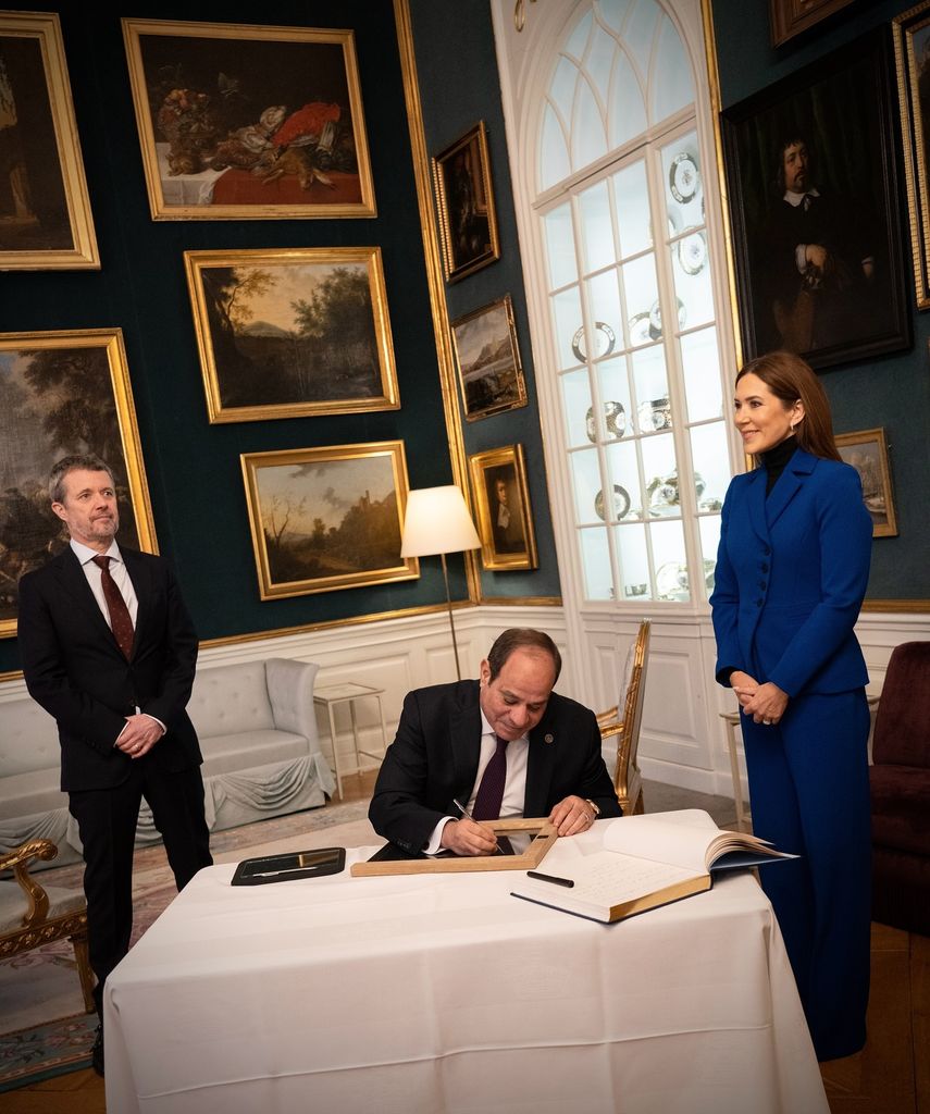 queen mary and king frederik beside president of egypt signing window pane