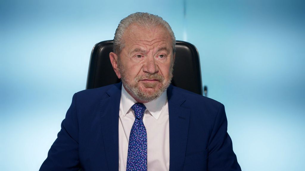 Lord Sugar,DESCRIPTION :Lord Sugar dans la salle de conférence,DROITS D'AUTEUR :FremantleMedia Ltd,LIGNE DE CRÉDIT :BBC / FremantleMedia Ltd