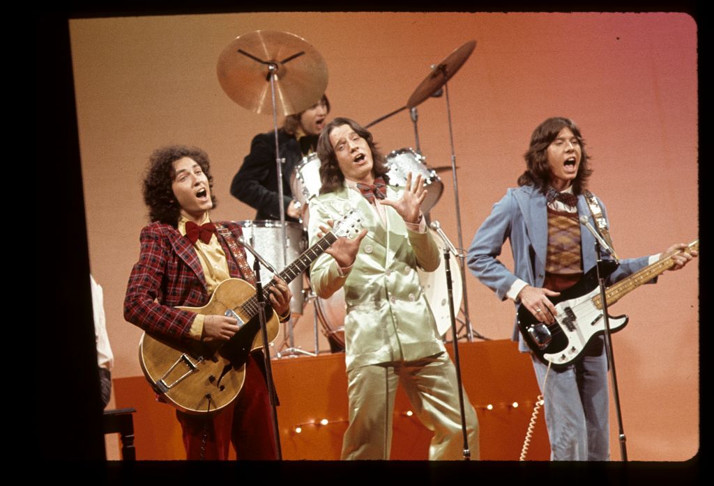 THE DATING GAME - Couverture de l'émission avec The Loud Family - Date de diffusion : 26 avril 1973. (Photo par ABC Photo Archives/Disney General Entertainment Content via Getty Images) GRANT (C) ET KEVIN LOUD (L) SE JOUENT AVEC LES MEMBRES DU GROUPE