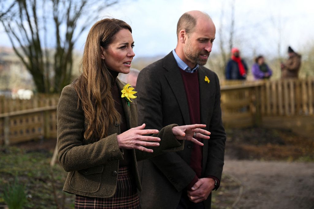 La Grande-Bretagne Catherine, princesse de Galles, parle à côté du prince britannique William, prince de Galles lors d'une visite à Meadow Street Community Garden and Woodland à Pontypridd, dans le sud du Pays de Galles, le 26 février 2025.