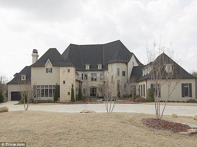 Trisha Yearwood and Garth Brook's seven-bedroom, nine-bathroom Oklahoma home sold in 2014