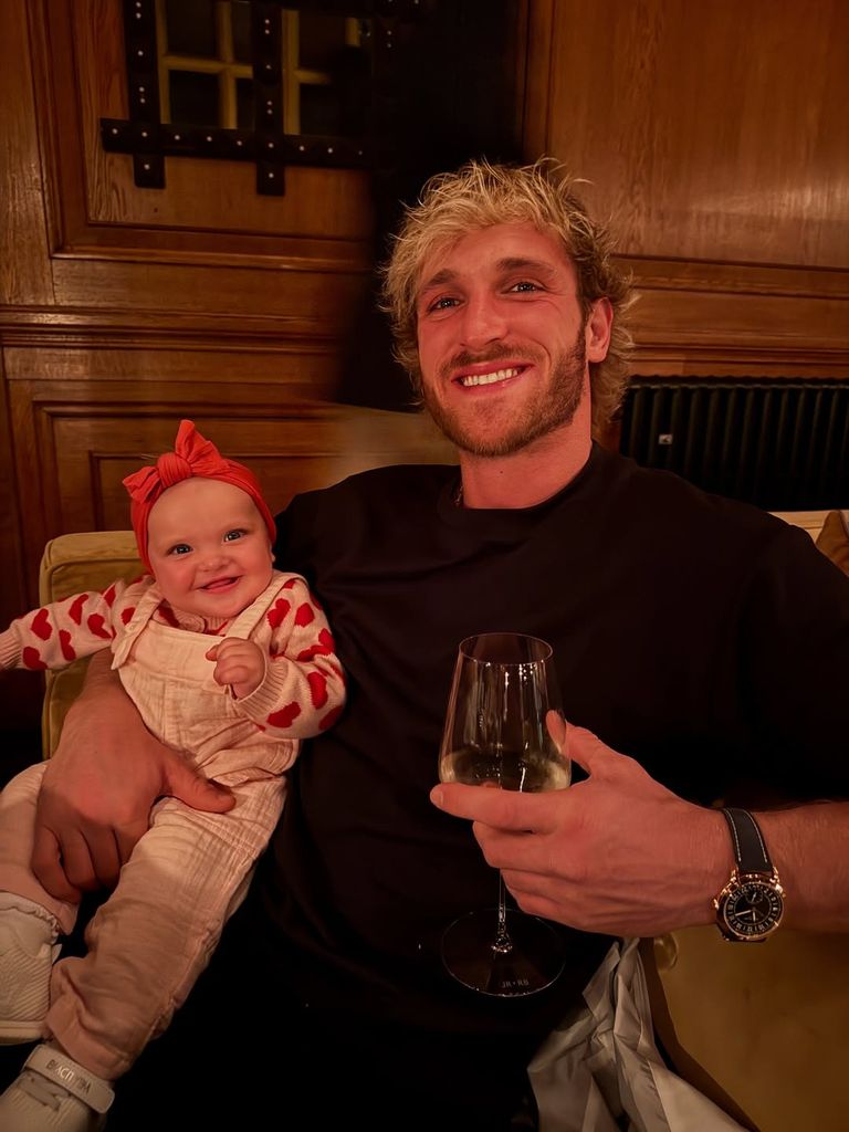 photo de Logan Paul tenant sa fille Esme