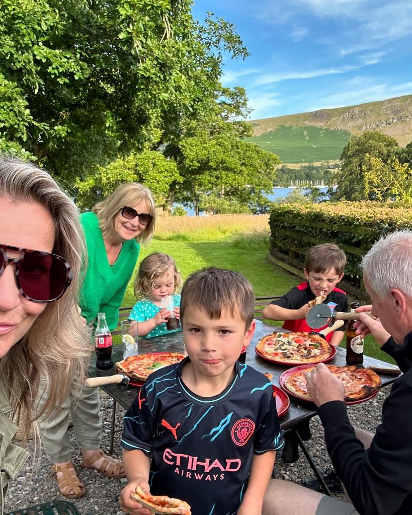 helen skelton with kids eating pizza outside