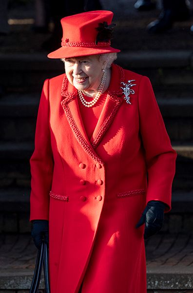 the queen in red