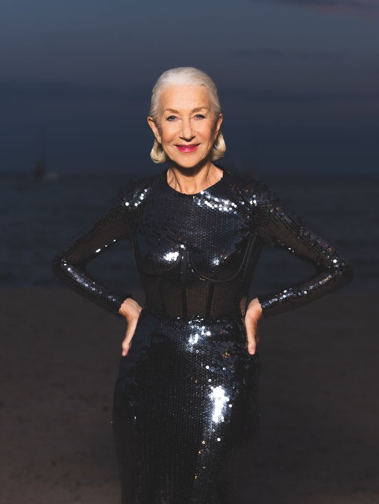 Helen Mirren em vestido preto de lantejoulas 