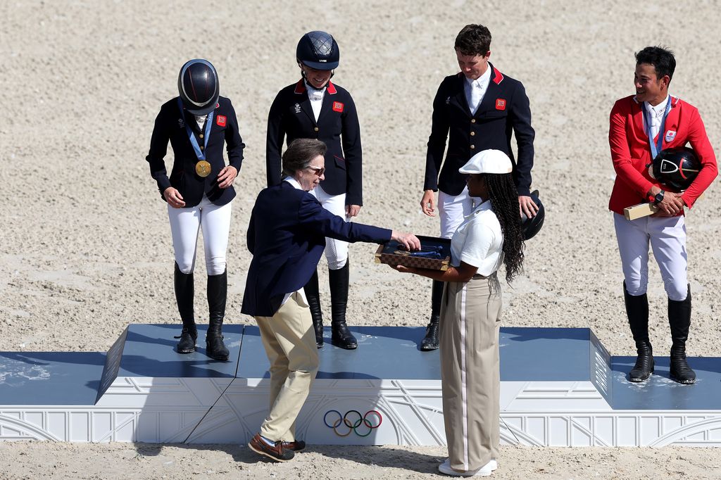 Princess Anne presents gold to equestrian team