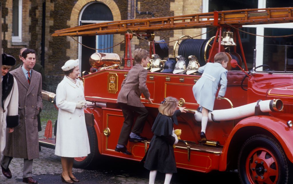 La reine avec son petit-enfant, William, Harry et Zara