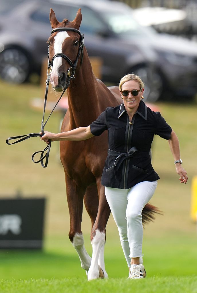 Zara Tindall e seu cavalo Class Affair em uma caminhada