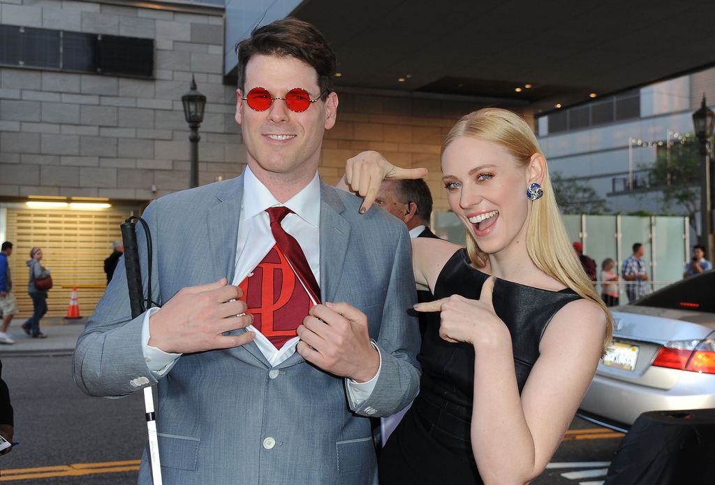 LOS ANGELES, CA - 02 AVRIL : l'actrice Deborah Ann Woll (R) et EJ Scott assistent à la première de Netflix "Le casse-cou de Marvel" au Regal Cinemas LA Live le 2 avril 2015 à Los Angeles, Californie. (Photo par Angela Weiss/Getty Images)