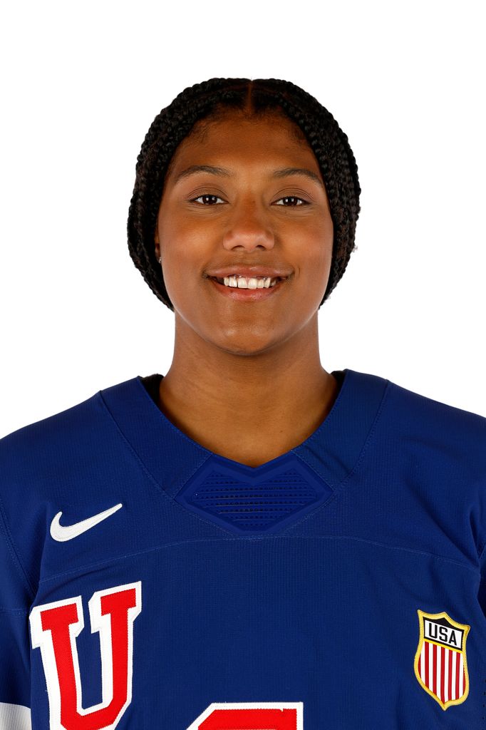La joueuse de hockey Laila Edwards, des États-Unis, pose pour une photo lors d'une séance photo de l'équipe américaine aux studios Sunset Glenoaks le 20 mai 2025 à Sun Valley, en Californie. (Photo de Harry How/Getty Images)