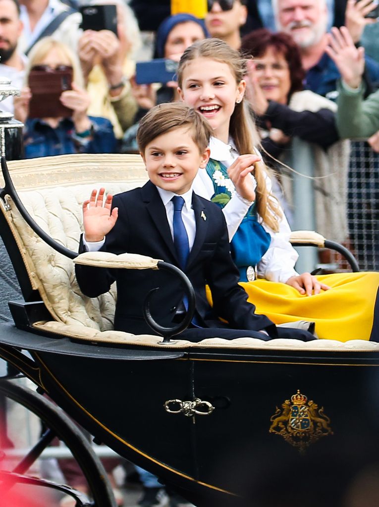 Prince Oscar and Princess Estelle waving from a carriage