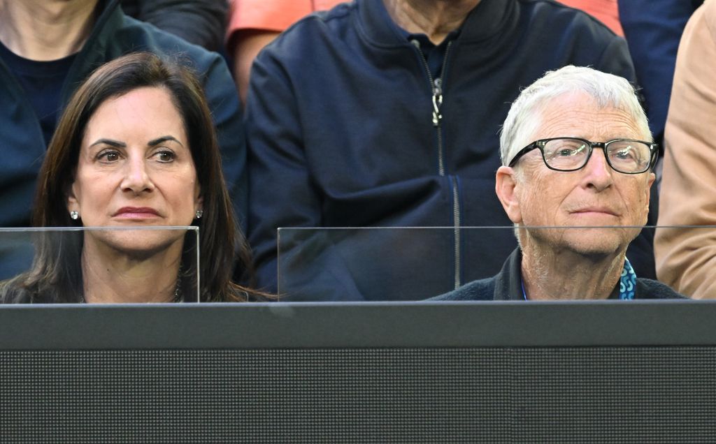 Bill Gates (à droite) et sa petite amie Paula Hurd regardent Carlos Alcaraz, d'Espagne, jouer lors de la finale du simple messieurs contre Novak Djokovic, de Serbie, au cours du 15e jour de l'Open d'Australie 2026 à Melbourne Park, le 1er février 2026 à Melbourne, en Australie.
