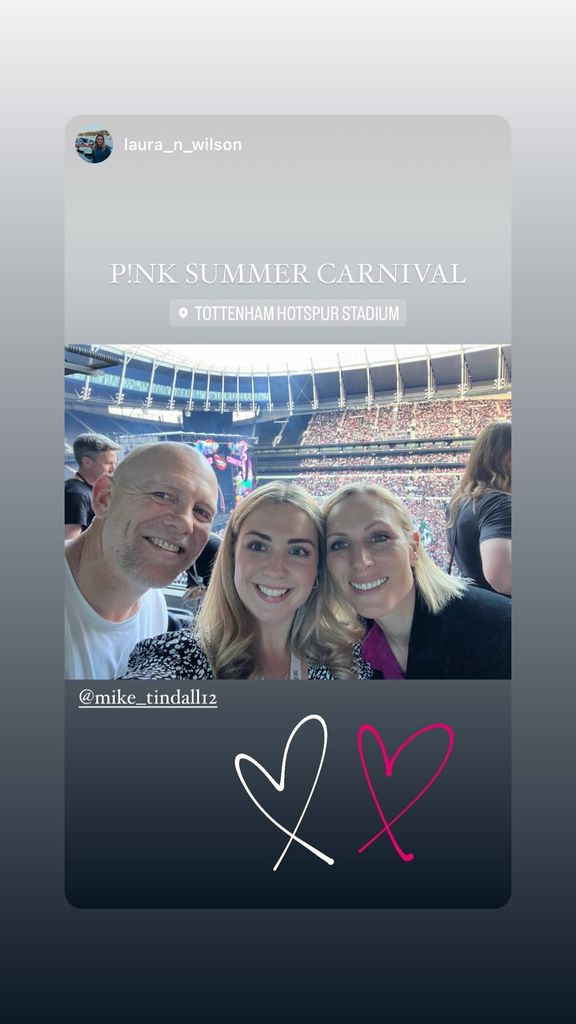 Mike Tindall et Zara Tindall prennent une photo avec leurs fans au concert de P!nk