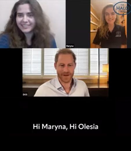 Le prince Harry lance un appel émouvant aux « courageux » travailleurs de Halo en Ukraine 1 Le prince Harry et deux femmes lors d'un appel vidéo