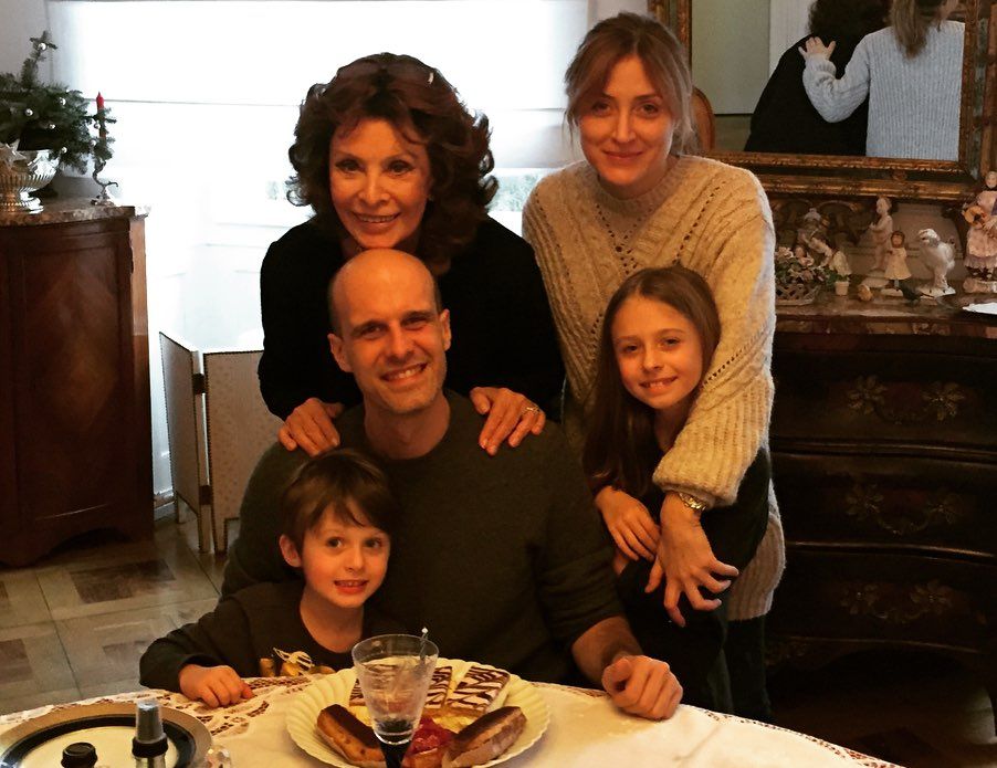 Sophia Loren com o filho Edoardo e a nora Sasha Alexander, e os netos Leonardo e Lucia