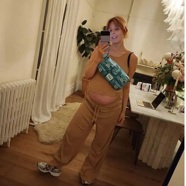stacey dooley mirror selfie while pregnant 