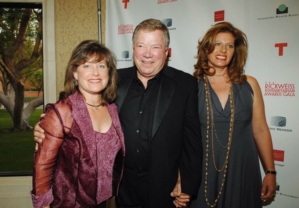 William Shatner standing between his eldest daughter, Leslie, and his wife, Elizabeth, in 2007 as they pose for photo at charity event