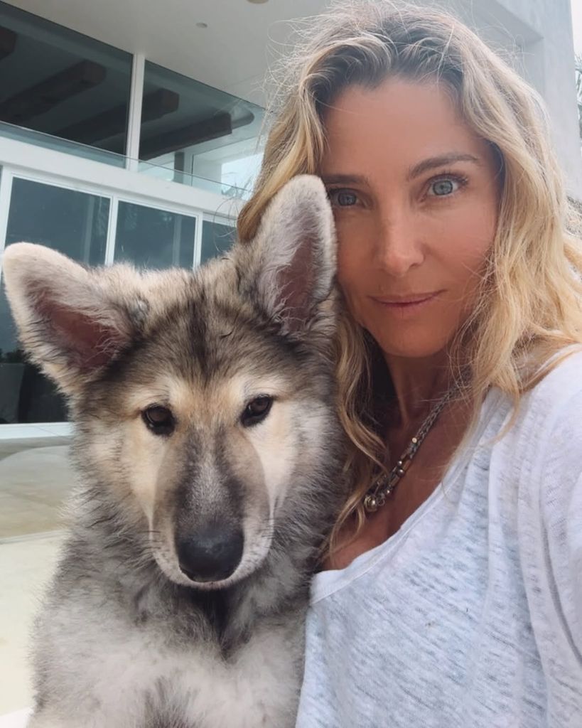 Elsa Pataky takes seflie with new dog