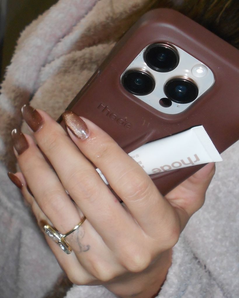 Hailey Bieber's cinnamon roll glazed nails are a winter nail inspo dream. 