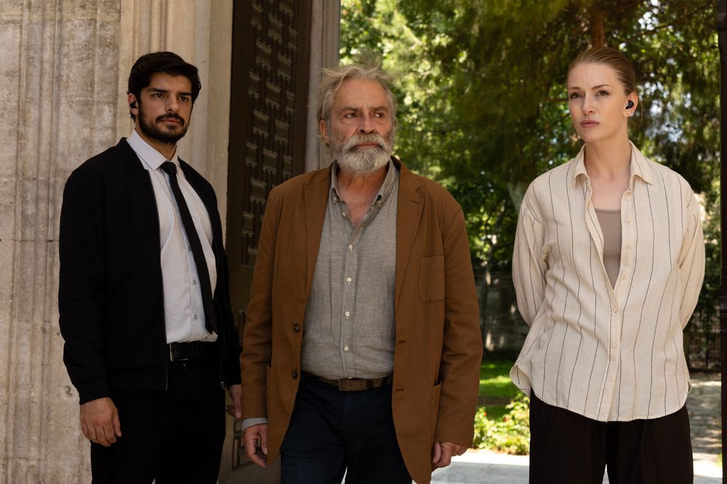 Türk Dedektifi filminde Ayşe Farsakoğlu (Yasmine Kaye Allen), Mehmet Süleyman (Ethan Kaye), Çetin Ekmen (Haluk Bilginer)