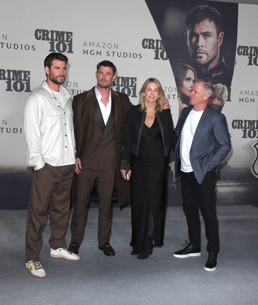Liam Hemsworth en veste blanche, Chris Hemsworth en costume marron, Leonie en robe noire et Craig en blazer gris à la première 