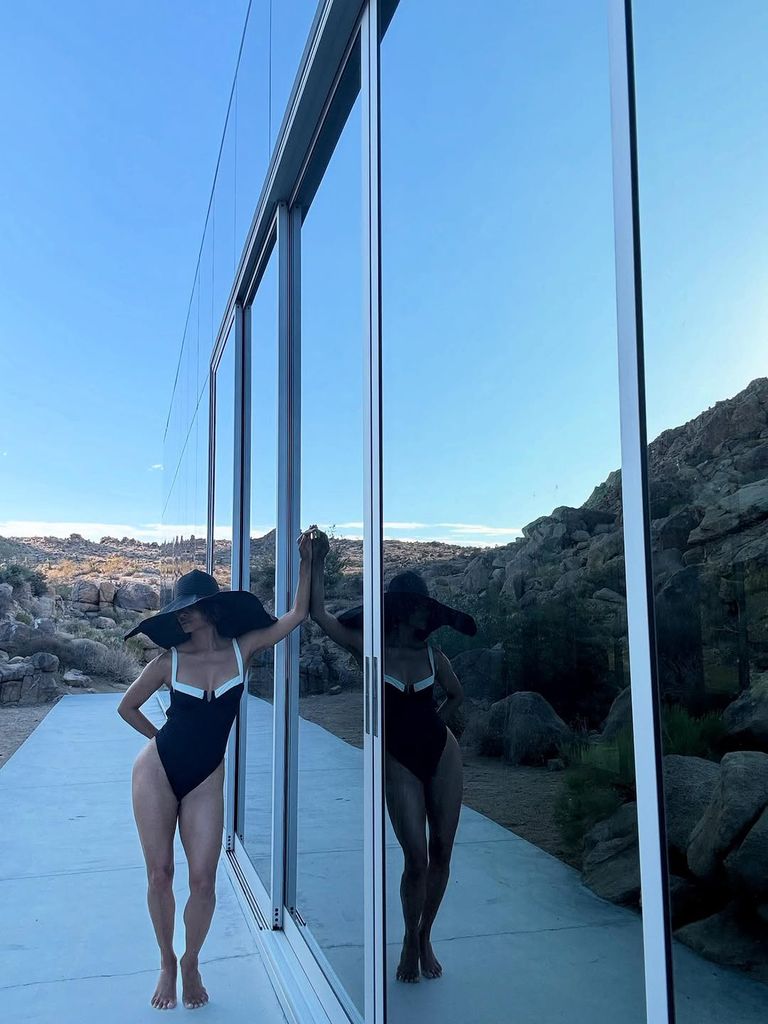 Halle Berry en maillot de bain noir et blanc dans le désert