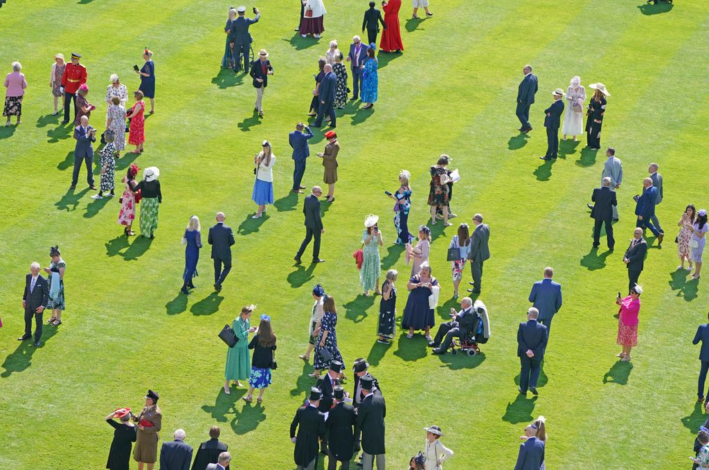 vista aérea dos convidados em uma Royal Garden Party no Palácio de Buckingham