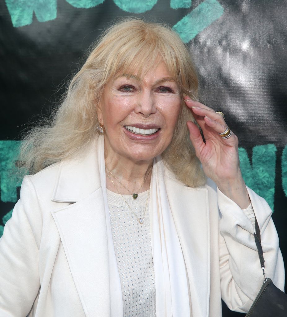Loretta fait un pas sur le tapis rouge