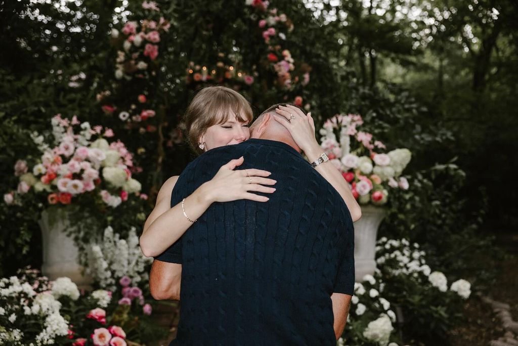 taylor swift hugging travis kelce after engagement