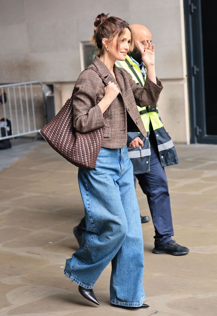 Роуз Бирн замечена с вирусной доступной сумкой (и Дженнифер Энистон тоже ее фанатка)