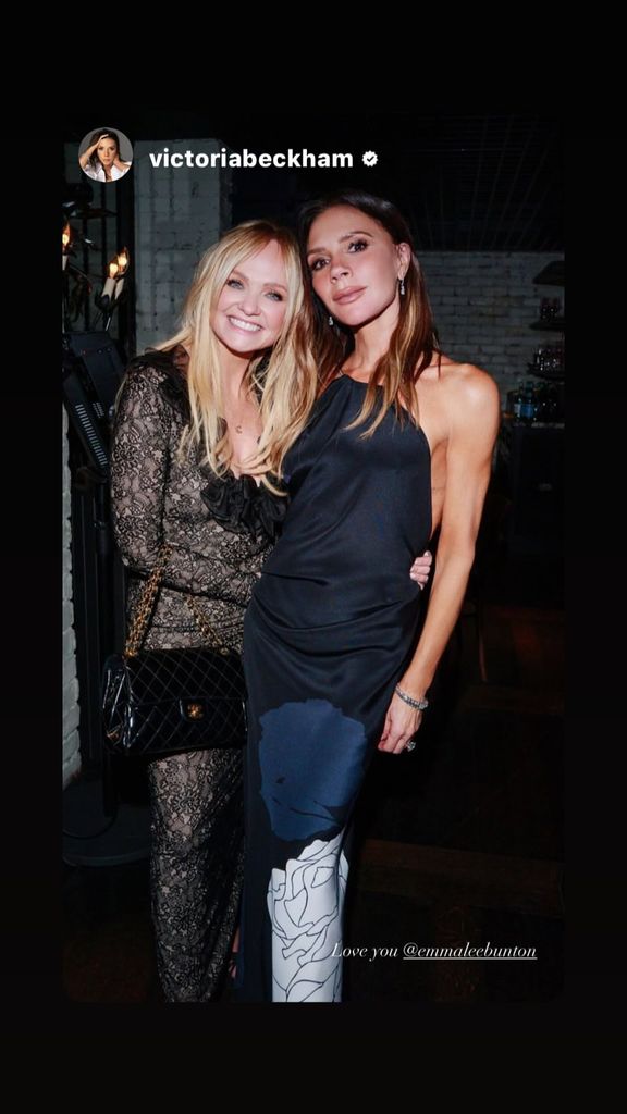 Emma Bunton sort avec son mini-moi, 18 ans, après avoir clarifié la querelle des Spice Girls 2 La star a également posé pour une photo avec Victoria lors des célébrations du 21e anniversaire.