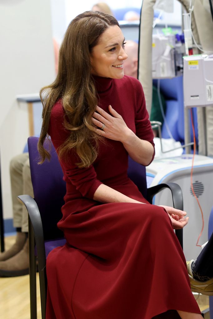 Kate without engagement ring at Royal Marsden