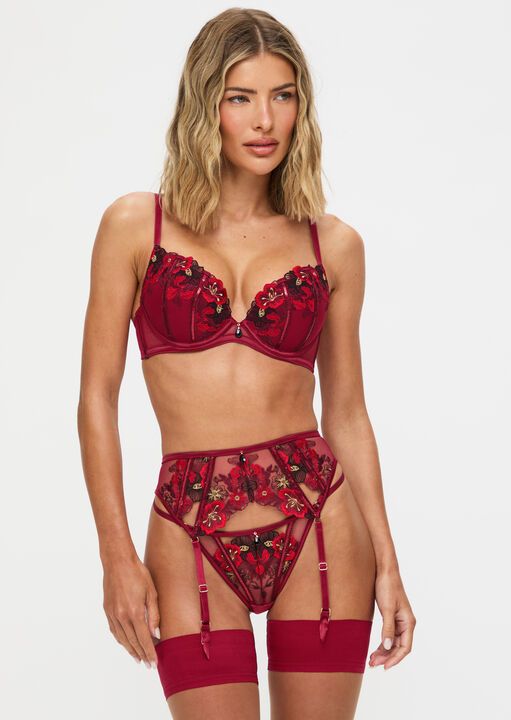 model dalam pakaian dalam