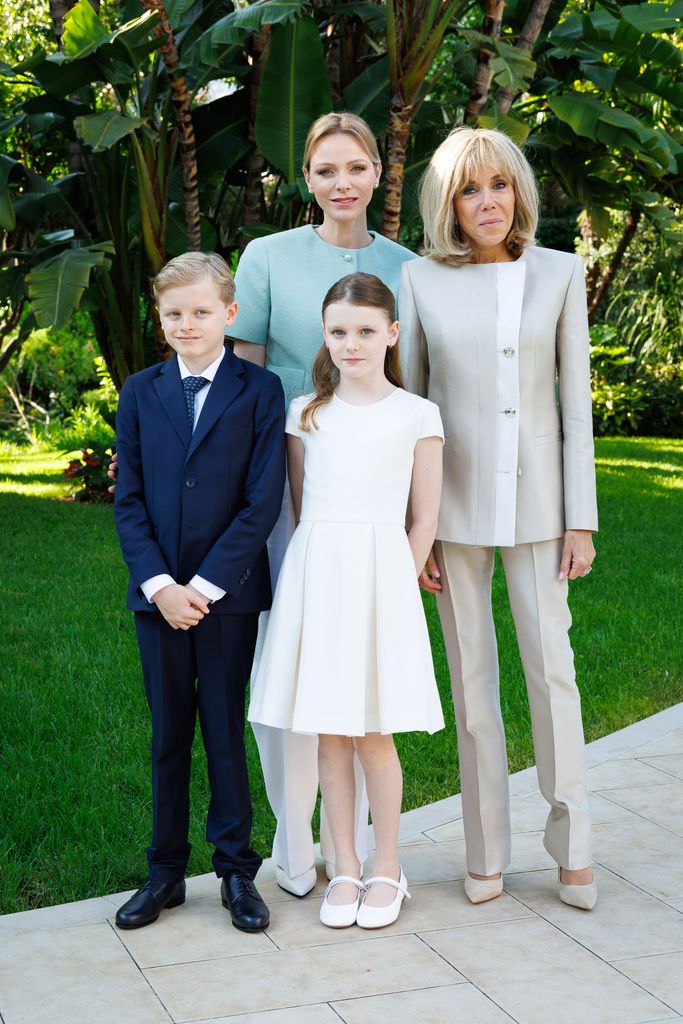 Princesa Charlene con una chaqueta azul con sus gemelos y francés francés francés Brigitte Macron
